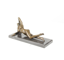 Bronzen poserende naakte vrouw