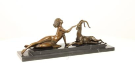 Bronzen beeld van amazone met antilope