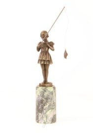 Brons beeldje van een vissend meisje ze heeft haar vangst aan haar hengel.