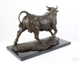 Groot bronzen beeld van een stier