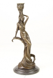 EEN FIGURALE BRONZEN KANDELAAR