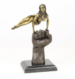 Bronzen beeld van een vrouw op de vuist