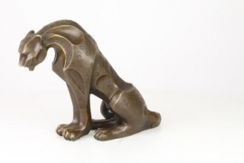 EEN MODERNISTISCHE BRONZEN BEELD VAN EEN ZITTENDE JAGUAR