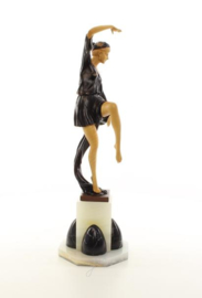 Een bronzen gecombineerd met hout beeld van een sjaal danseres