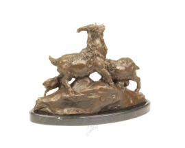 Bronzen beeld van een geitenfamilie