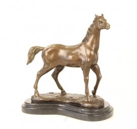 Bronzen beeld van een elegant paard