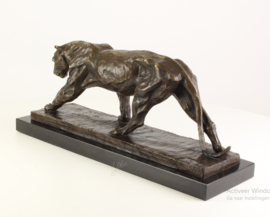 Bronzen  beeld  van een panter