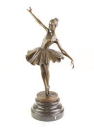 Een bronzen beeld van een ballerina