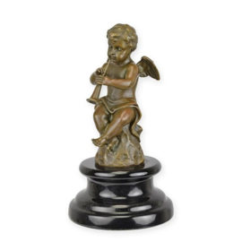 Een Bronzen Beeld van een Putto die Fluit Speelt