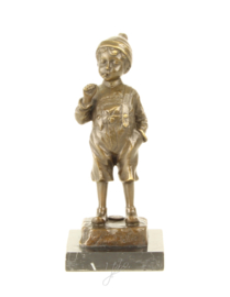 Bronzen beeldje van een jongen met peuk