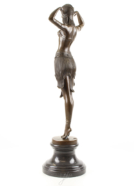 bronzen sculptuur van een scarabee danser