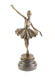 Een bronzen beeld van een ballerina