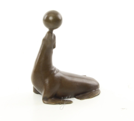 Een bronzen beeld van zeeleeuw balanceren met een bal.