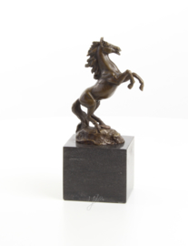 Een bronzen beeld van een steigerend hengst