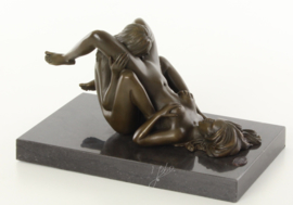 Een erotische bronzen beeld van twee vrouwen doen aan orale sex