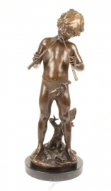 Bronzen  beeld  van een jongen met twee fluiten