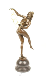 Bronzen beeld van een erotische vrouw met haar magische ringen