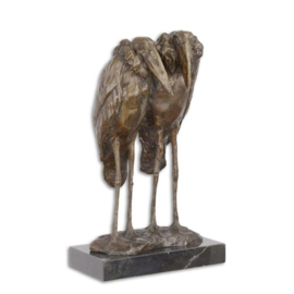 Een prachtig bronzen beeld van twee marabou-ooievaars