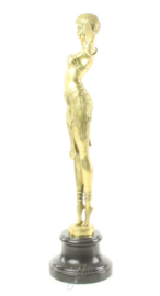 Een gepolijste bronzen beeld van de scarabee danser