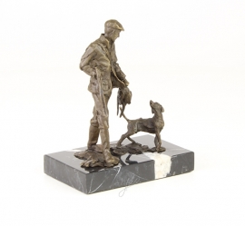 EEN BRONZEN BEELDJE VAN EEN JAGER MET HOND