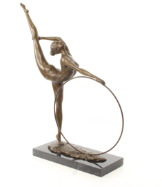 Een bronzen sculptuur van een hoepel danser