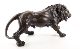 Een bronzen beeld van een leeuw