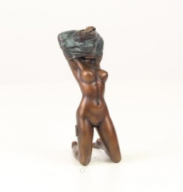 EEN EROTISCHE BRONZEN BEELD SCULPTUUR VAN EEN UITKLEDEN VROUW