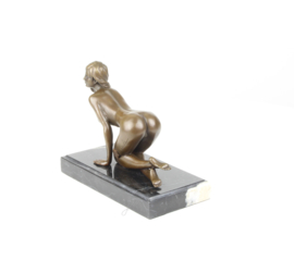 Bronzen erotische vrouw op haar hurken