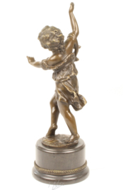 Een bronzen beeld van een dansende Putto