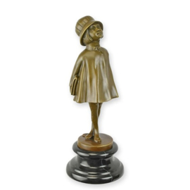 bronzen beeld van een jong schoolmeisje