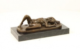 Bronzen beeld van een jonge naakte man liggend vol verwachting