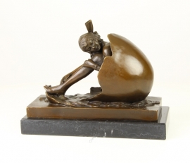 Bronzen beeld van jongen in eierschaal genaamd cholesterol