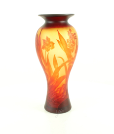 Een cameo baluster vaas 'DAFFODIL'