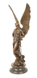 Bronzen beeld genaamd gewapende vrede