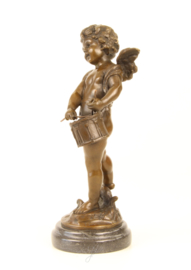 Bronzen beeld van putto spelend op zijn drum.