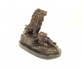 Bronzen  beeld van een leeuw en leeuwin
