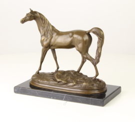 BRONZEN BEELD VAN IBRAHIM, HET ARABISCHE PAARD