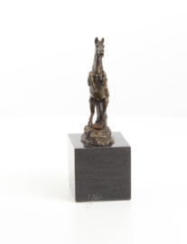 Een bronzen beeld van een steigerend hengst