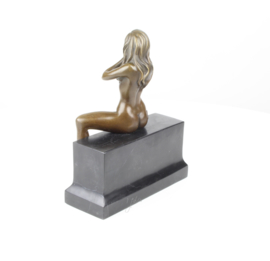 Gedetailleerd bronzen naakte vrouw op marmerenvoet