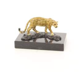 Een bronzen beeld van een jaguar