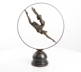 Een bronzen beeld van een ring danser