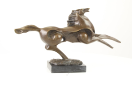Steigerend bronzen paard
