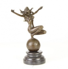 Bronzen beeld van een vrouw staand op de wereldbol.
