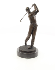 Een bronzen beeld van een golfer