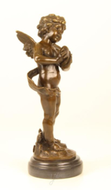 Bronzen beeld van putto spelend op zijn bekkens.