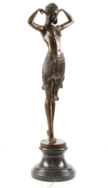 bronzen sculptuur van een scarabee danser