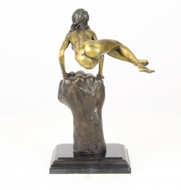 Bronzen beeld van een vrouw op de vuist