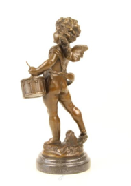 Bronzen beeld van putto spelend op zijn drum.