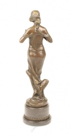 Bronzen dame met boeketbloemen