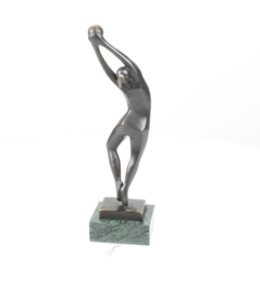 Gedetailleerd abstract Bronzen vrouw met bal